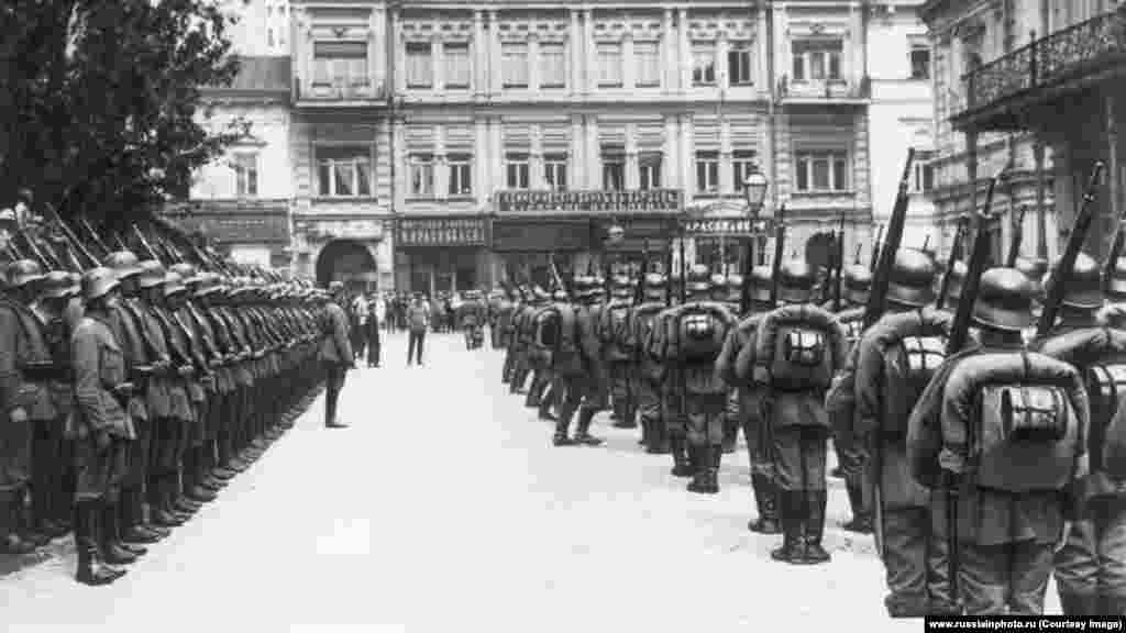 Германски войници на Майдана в Киев, вероятно през март 1918 година. След революцията от 1917 г., с болшевиките и Владимир Ленин на власт, Русия излиза от Първата световна война, но официалните преговори за мирно споразумение с централните сили се провалят. След това Германия, Австро-Унгария и техните съюзници нападат голяма част от днешна Украйна (операцията "Fist-Punch"), преди новата комунистическа власт в Русия най-накрая да се съгласи на скъпоструващото мирно споразумение.
