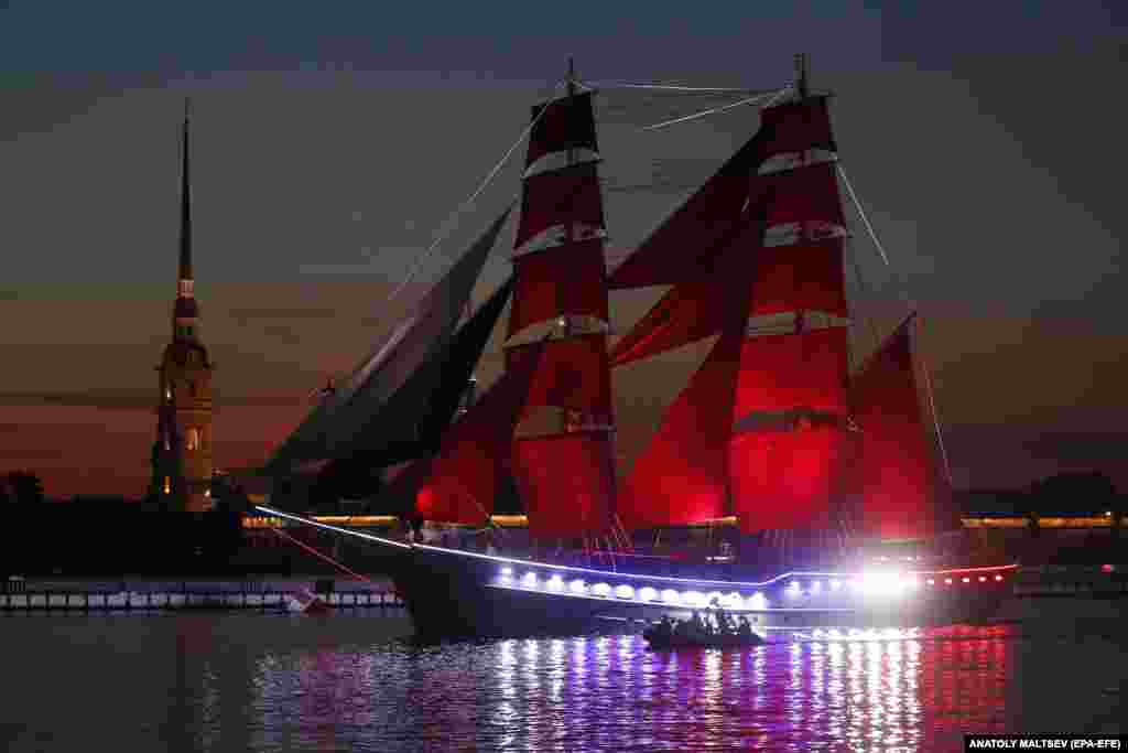 Fregata Rossia (Rusija) sa grimiznim jedrima pluta rijekom Nevom tokom probe proslave Scarlet Sails u Sankt Peterburgu, Rusija.