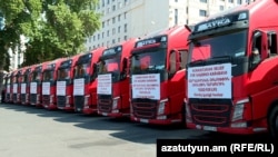 Devetnaest jermenskih kamiona koji su prevozili hranu stiglo je 26. jula do ulaza u koridor Lačin, ali su tamo ostali zaglavljeni satima, a Baku ih je odbio pustiti da prođu kroz azerbejdžanski kontrolni punkt koji je tamo postavljen u aprilu.