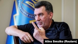 Секретар РНБО Олексій Данілов наголошує, що Україна «не збирається ані здаватися, ані підписувати якісь капітуляції»