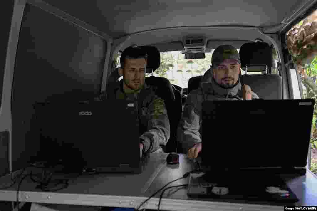Az ukrán drón adatokat küld, amelyekkel irányítani lehet a tüzérséget. A kezelők fák alá rejtett furgonból, laptopokon figyelik a drón jelentéseit. A civilek által használt kis drónokkal ellentétben ezek a nagyobb drónok két-három órán át képesek a levegőben maradni 