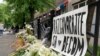 Граѓаните оддаваат почит ден по масовното пукање во основно училиште, 4 мај 2023 година. 