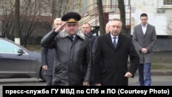Пострадавший Андрей Мануковский (крайний справа) во время открытия построенного им полицейского участка
