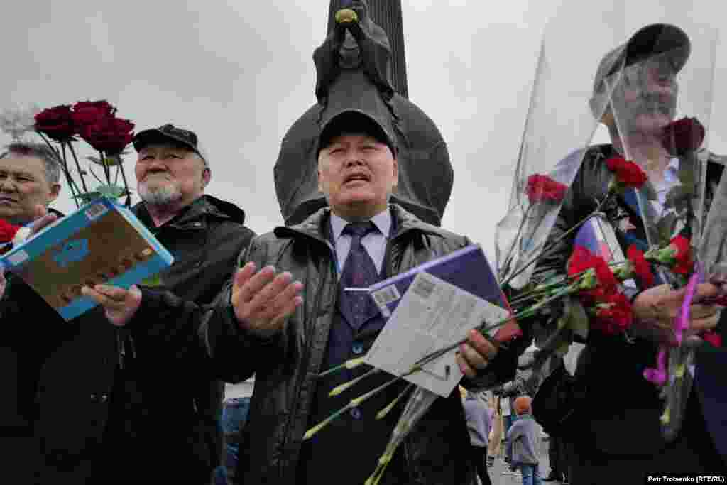 Ауған соғысына барғандар Екінші дүниежүзілік соғыста қаза тапқандарға құран бағыштап тұр. 