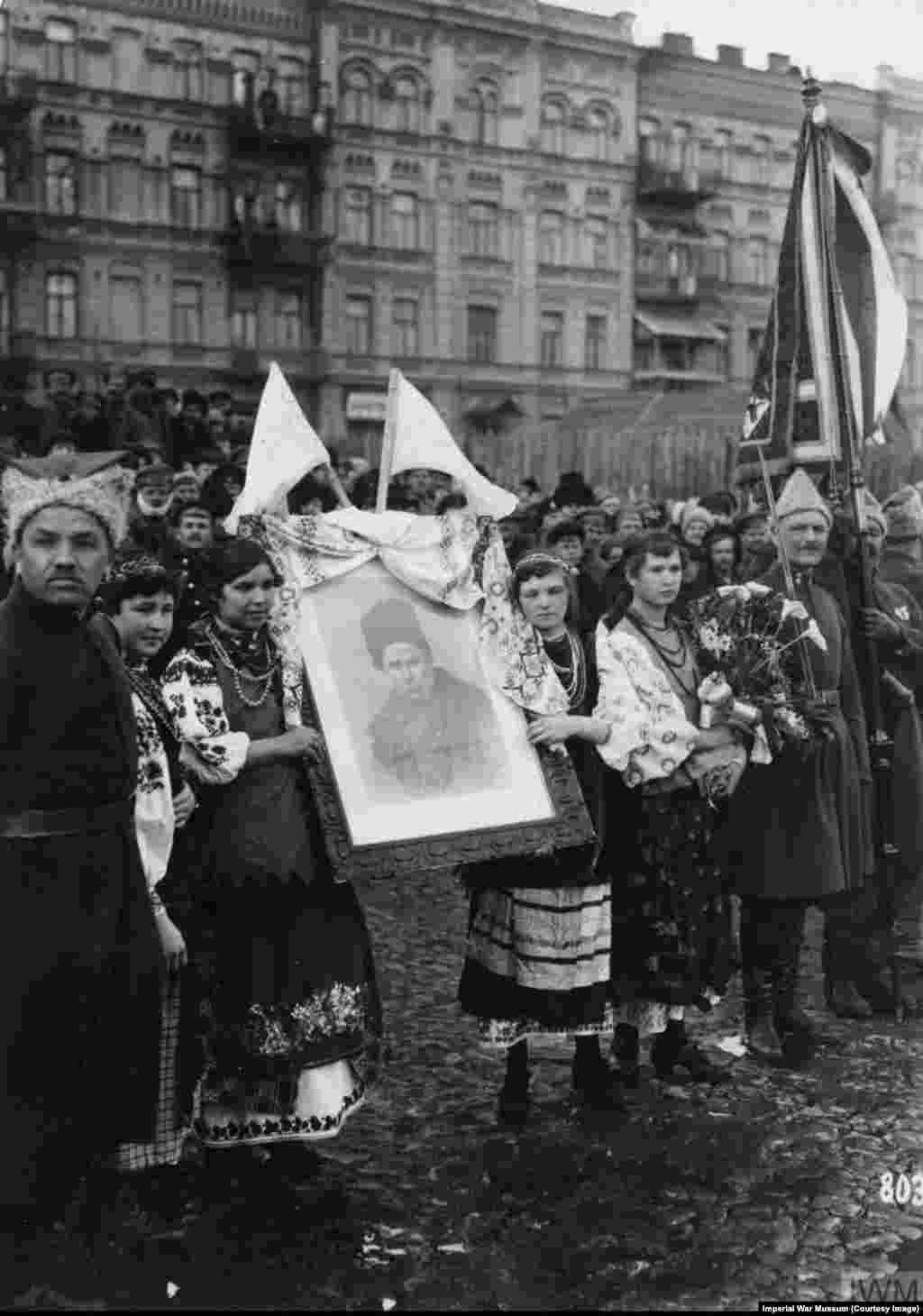 Украинците са вдигнали портрет на Тарас Шевченко в центъра на Киев по време на германската окупация през 1918 година. Шевченко e украиноезичен поет и лидер на украинските движения за независимост.
