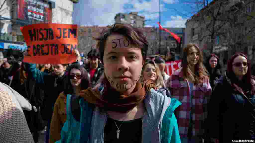 "Stop femicidit" kishte shkruar një vajzë në fytyrën e saj gjatë marshimit në Prishtinë në Ditën Ndërkombëtare të Gruas. 