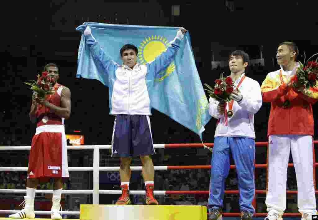 Боксшы Бақыт Сәрсекбаев Пекин-2008 олимпиадасында 69 келіде чемпион болды. Бұл салмақта Қытай қазағы Қанат Ислам (сол жақта бірінші тұр) қола медаль иеленді. 