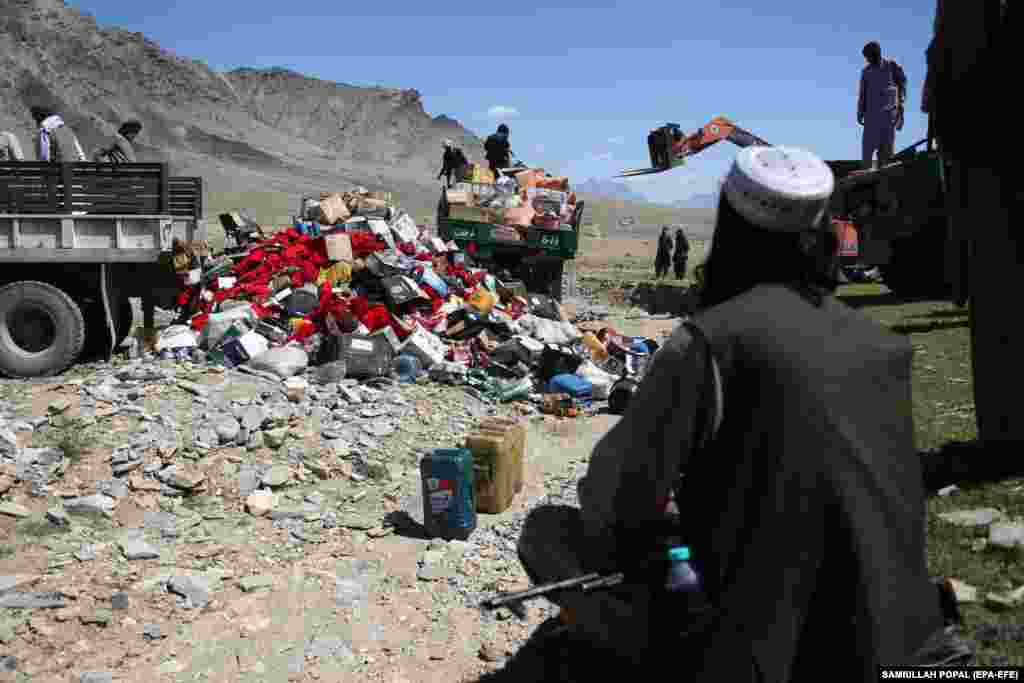Kabul, Afganistan, 23 aprilie. Autoritățile afgane ard droguri confiscate. În această operațiune, au fost distruse 3.057 de kilograme de substanțe solide și 22.513 litri de substanțe lichide - printre ele, heroină, opium, marijuana, morfină.