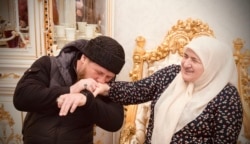 Рамзан Кадиров зі своєю матір’ю Аймані Кадировою