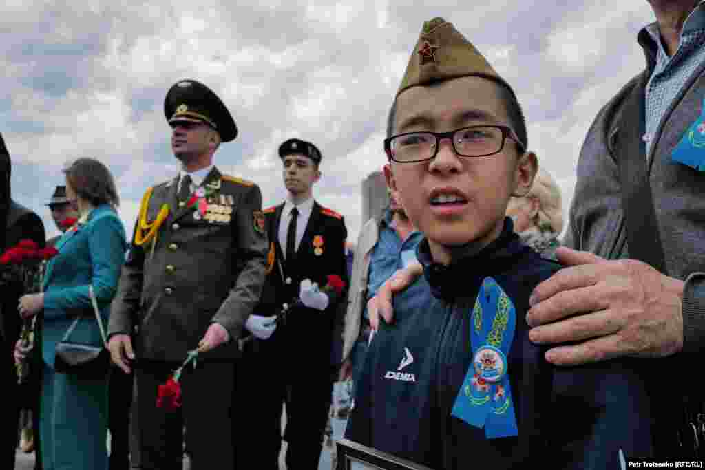 Әзербайжан, Беларусь, Ресей, Өзбекстан дипломаттары да алауға гүл шоқтарын қойды. 
