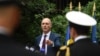 Ministrul britanic al Forțelor Armate, Leo Docherty, într-o vizită la baza militară de la Mihail Kogălniceanu (imagine de arhivă).