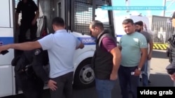 Орусияда полиция кармап бараткан мигранттар.
