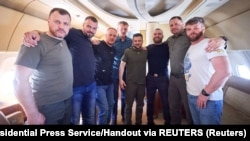 Presidenti ukrainas (në qendër), Volodymyr Zelensky me pesë komandantë të burgosur lufte duke i kthyer në Ukrainë nga Turqia.