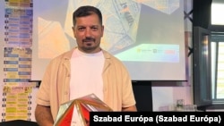Báthory Róbert szenior oknyomozó újságíró a Szegénységről Méltósággal Sajtódíjjal 2024. június 4-én
