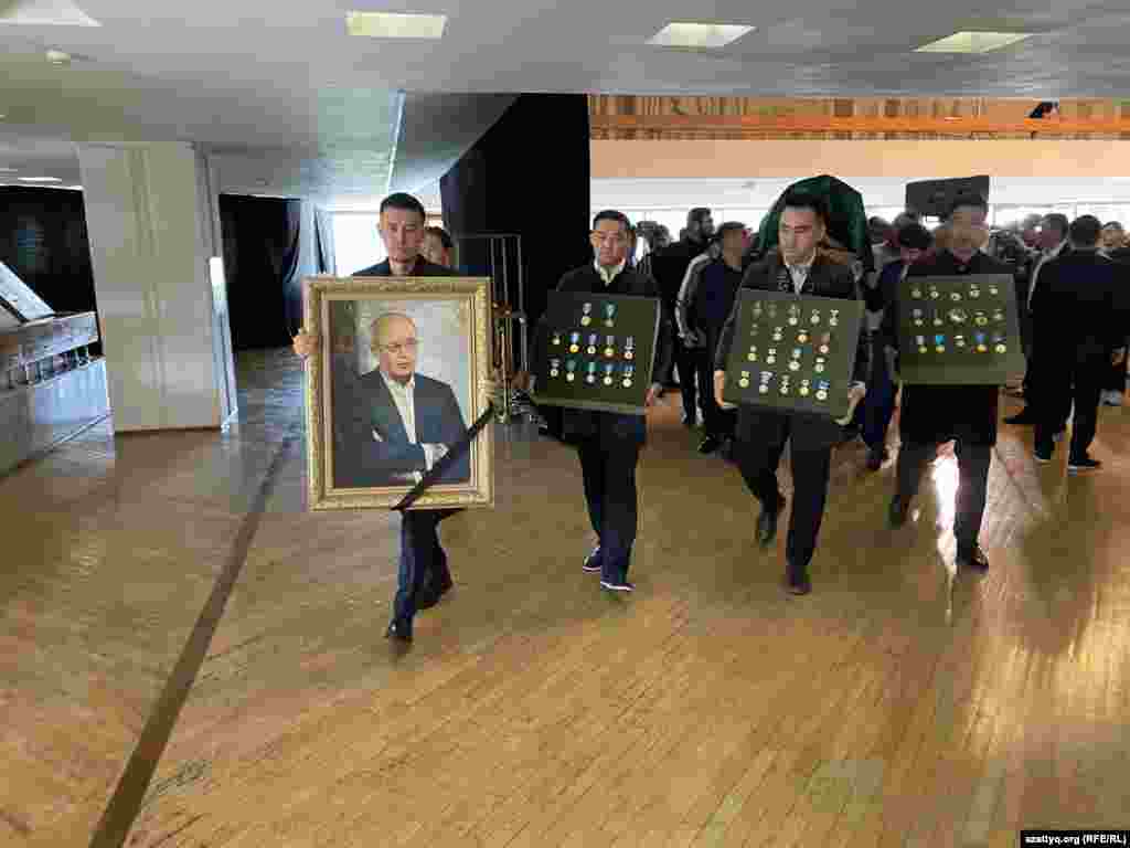 Мұрат Әуезов 2022 жылғы Қаңтар оқиғасы (ресми дерек бойынша 238 адам қаза тауып, жүздеген адам жараланған) кезінде ұсталғандары қорғау жөніндегі "Араша" қоғамдық комитетінің құрамына кірді.