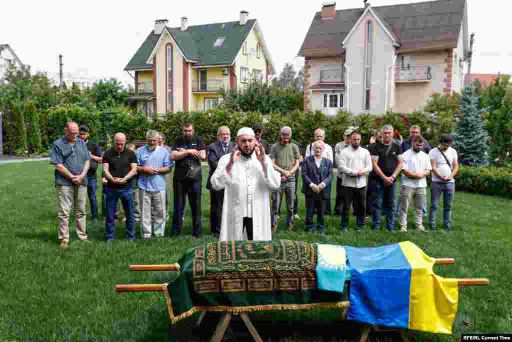 Церемония прощания проводилась по мусульманским обычаям в мечети «Бирлик», где находится Духовное управление мусульман Крыма. Ее трансляцию вел youTube-канал «Бәсе», который Айдос Садыков основал вместе с супругой Натальей
