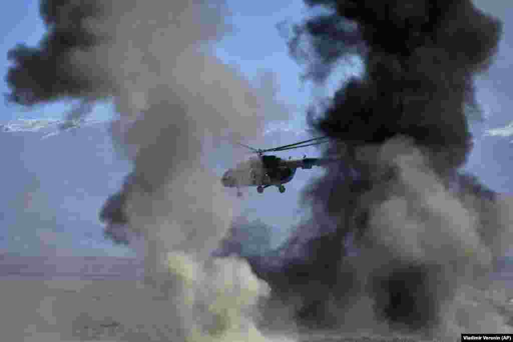 Российский вертолёт Ми-8 пролетает сквозь облака дыма во время учений Организации Договора о коллективной безопасности (ОДКБ) в Кыргызстане, 11 октября 2023 года. Все фото этой галереи были сняты на учениях «Нерушимое братство», которые стартовали 9 октября 