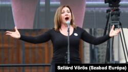 Rost Andrea énekel a tüntetőknek