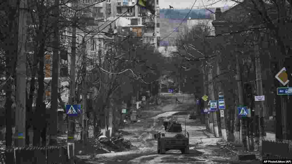 Bár az ukrán katonák már csak a város egy kis részét tartják ellenőrzésük alatt, Kijev szerint csapatai kulcsszerepet játszanak az orosz hadsereg kimerítésében, ezért folytatják a harcot