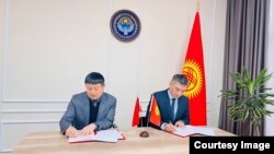 "Кыргызкөмүрдүн" директору Азамат Сеиткожоев жана кытайлык компаниянын директору Го Шу Цай. Келишимге кол коюу учуру. 30-октябрь, 2023-жыл. Бишкек.