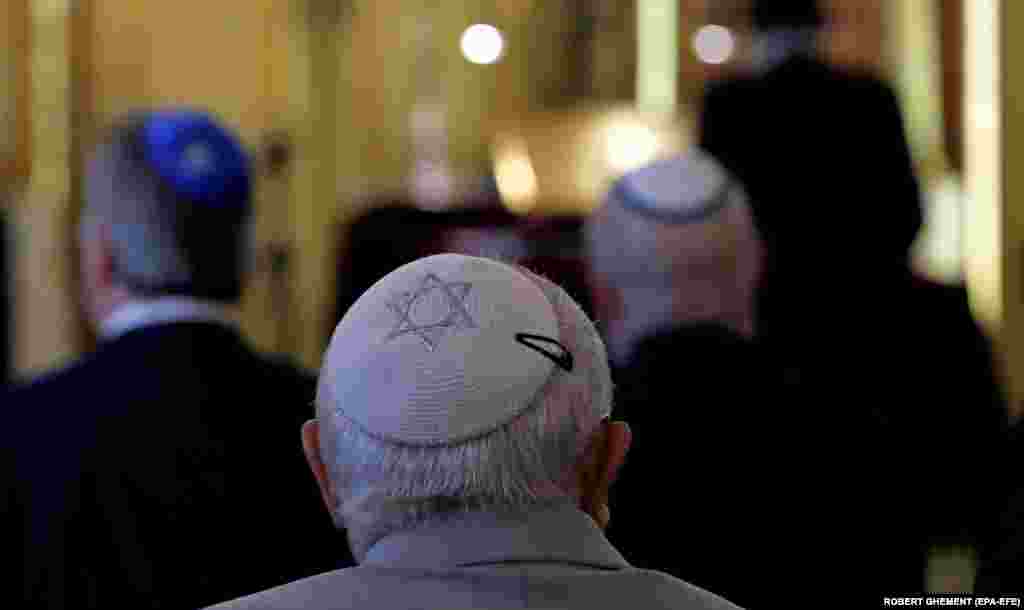 București, România, 22 aprilie. Membri ai comunității evreiești din România, la Templul Coral din București, pentru serviciul religios de Pesah.