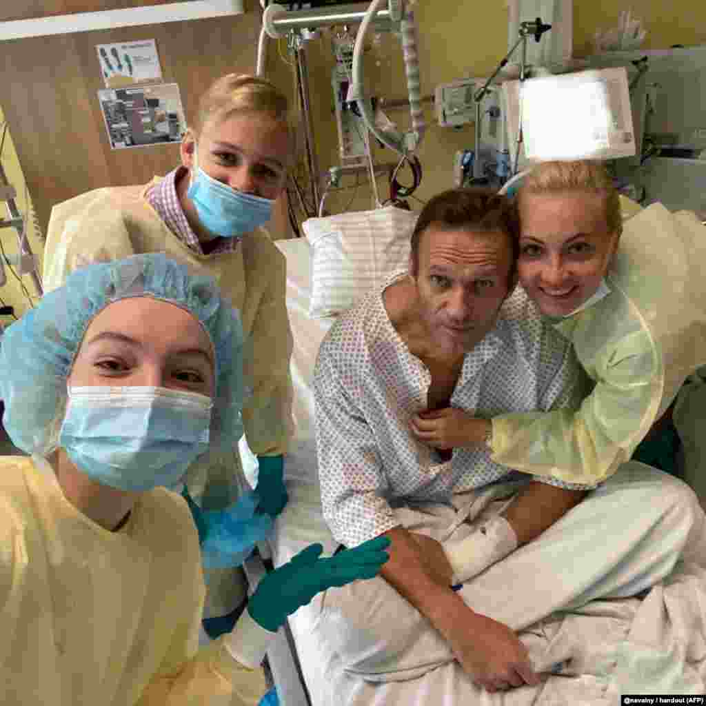 Navalnîi într-o fotografie cu familia la spitalul Charite din Berlin, la 15 septembrie 2020. Medicii germani care l-au tratat pe Navalnîi au spus că el a fost otrăvit cu un agent neurotoxic din grupul Noviciok, o armă chimică mortală. Navalnîi a petrecut săptămâni întregi în comă indusă medical. 