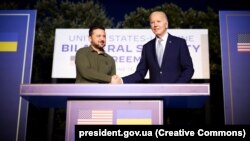 Владимир Зеленский жана Жо Байден. 