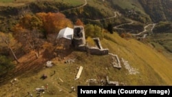 Fotografija kompleksa Korogo snimljena 2020. godine i prikazuje njegovu kulu iz 10. vijeka, koja je trenutno u ruševinama.