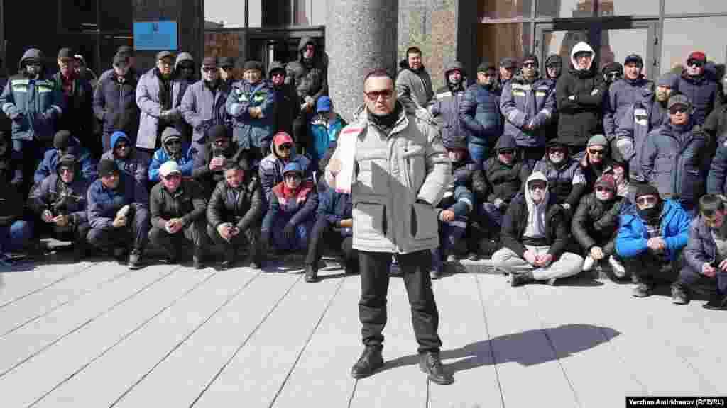 Бастующие указывали на социальную несправедливость, заявляя, что за одинаковую работу в «Озенмунайгазе» и подрядных организациях платят разные деньги. Кроме этого, по их словам, в «Озенмунайгазе» предоставляют соцпакет, чего лишены рабочие в некоторых сервисных компаниях