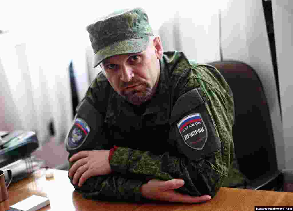 Алексей Мозговой, 1975-2015. Уроженец Луганской области Украины. Служил в украинской армии, но перешёл в стран сепаратистов и встал во главе бригады «Призрак» так называемой милиции «ЛНР». Он резко критиковал некоторых представителей поддерживаемого Россией сепаратистского руководства. Удивление в своё время вызвало его обещание «арестовывать» женщин, которые ходят в рестораны и кафе. В 2014 году Мозговой возглавил «народный суд», который приговорил обвиняемого в изнасиловании к смертной казни на глазах у его кричащей матери. В марте 2015 года Мозговой пережил нападение на автомобиль на дороге под Луганском. Два месяца спустя его колонна снова попала в засаду. Мозговой и ещё шесть человек погибли