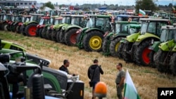 Farmers stand in front of their tractors during a protest against the lifting of a ban on imports of grain coming from Ukraine, in Dolni Bogrov, near Sofia, Bulgaria. (file photo)
