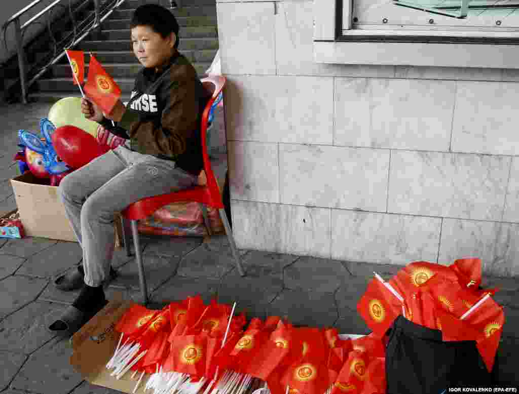 Un băiat kârgâz vinde steaguri într-o piață din Bișkek, pe 31 august 2023, când Kârgâzstan a marcat ziua independenței. Kârgâzstan a devenit independentă față de Uniunea Sovietică în 1991.