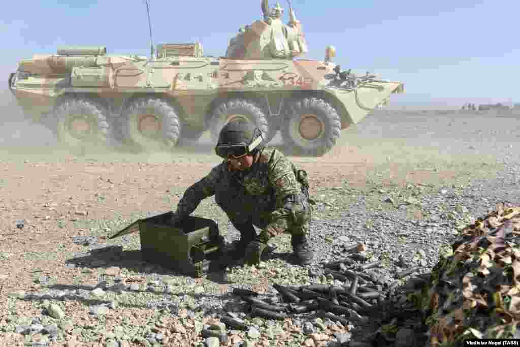 Кыргызский военный с ящиком с боеприпасами. По данным Минобороны Кыргызстана, цель учений — «улучшение координации между воинскими формированиями при выполнении миротворческих задач» в Центральной Азии