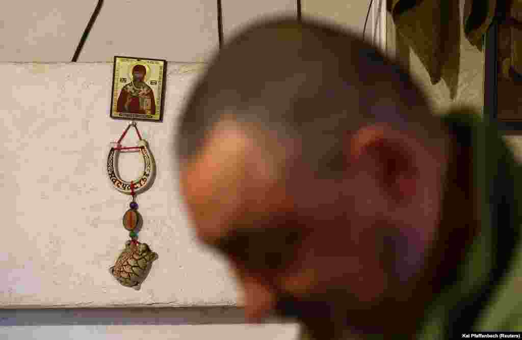 Ikonat fetare zbukurojnë murin ku pushojnë ushtarët ukrainas.
