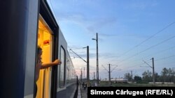 La Roșiori, trenul s-a mai golit. Pe locurile libere din vagonul 7, cu aer condiționat, s-au așezat nașii.
