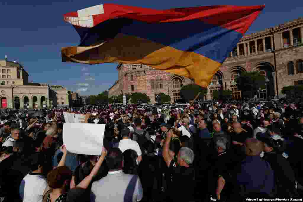 Протестующие собираются возле здания правительства в Ереване, 19 сентября 2023 года. 20 сентября, на второй день обострения ситуации в Нагорном Карабахе, Азербайджан и этнические армяне договорились о немедленном прекращении огня. Фактическое руководство региона, населённого преимущественно этническими армянами, приняло предложение от российской миротворческой миссии и согласилось на переговоры о «реинтеграции» территории в состав Азербайджана