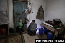 Чабан Жамлика Кусаин включает в доме электричество