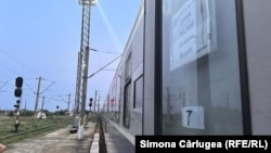 În vagonul 7 din trenul 1996 era răcoare. S-a umplut încet, încet cu pasageri veniți din vagoanele în care nu era aer condiționat.