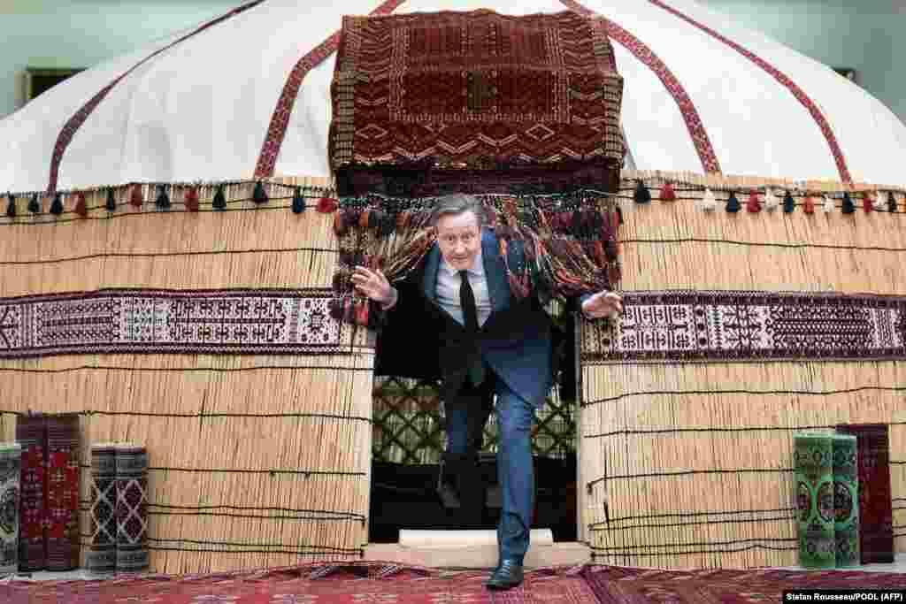 Ashgabat, Turkmenistan, 24 aprilie. Ministrul britanic de Externe, David Cameron în vizită la Muzeul Național al Covoarelor.