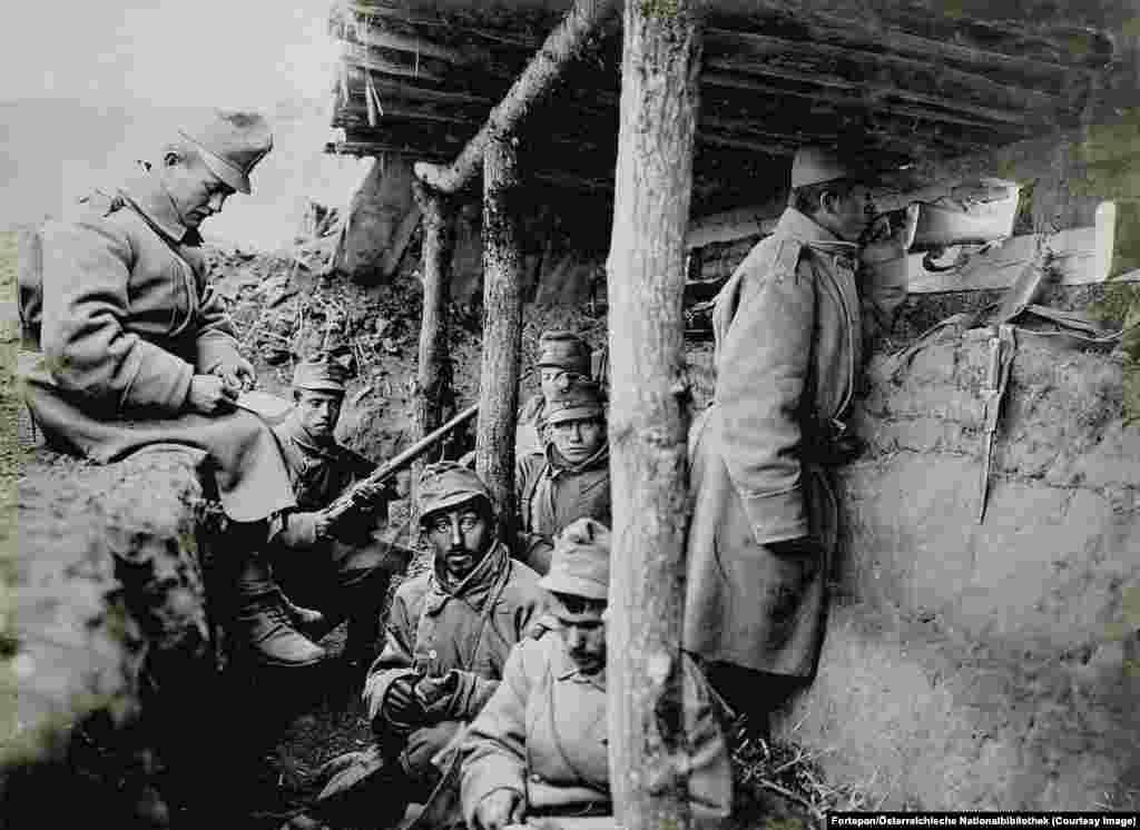 Ноември 1915 година: Австрийски войници в окоп - южно от Ровно. В началото на 20 век Руската империя контролира по-голямата част от територията на днешна Украйна, а австро-унгарците държат западната част. Двете вражески сили се борят за контрол над региона по време на от Първата световна война.