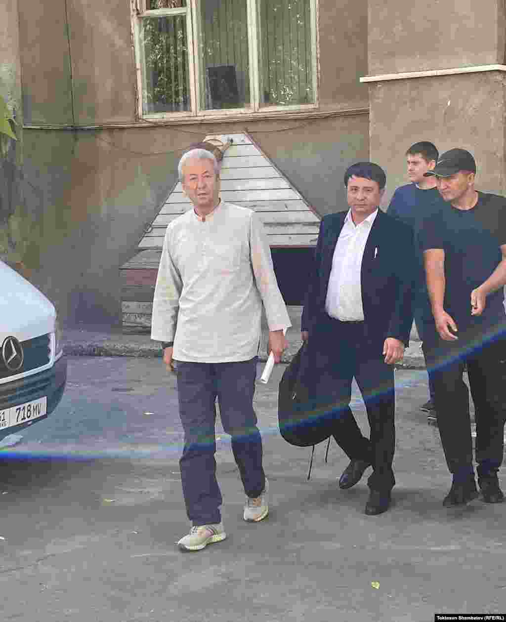 2-сентябрда "Бүтүн Кыргызстан" фракциясынын лидери, Жогорку Кеңештин депутаты Адахан Мадумаров кармалып, Улуттук коопсуздук комитетинин тергөө абагына камалды. Кыргыз-тажик чек арасындагы тилке боюнча 2009-жылы протоколго кол койгону үчүн ага “Мамлекеттик чыккынчылык” деген берене менен айып коюлган. 