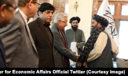 Vršilac dužnosti zamjenika premijera afganistanskih talibana, Mullah Baradar (desno), sastaje se s pakistanskom delegacijom koju predvodi tadašnji ministar odbrane Khwaja Asif (lijevo) u Kabulu u februaru.
