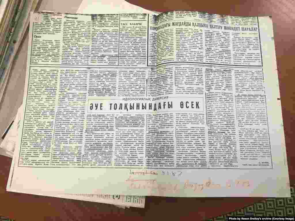 Азаттық радиосы туралы ТАСС саяси шолушысы С.Кулик жазған "Әуе толқынындағы өсек" мақаласының қазақша нұсқасы. "Социалистік Қазақстан" газеті, 9 қаңтар, 1983 жыл