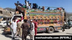 افغانستان ته ستنېدونکي کډوال د اکتوبر پر ۱۲مه په تورخم کې نوملیکنې ته منتظر دي.