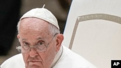 Papa Franja rekao je da sveštenici mogu koristiti svoju diskreciju u davanju blagoslova za istopolne brakove, sve dok ne impliciraju da je takva zajednica ekvivalentna heteroseksualnom braku.