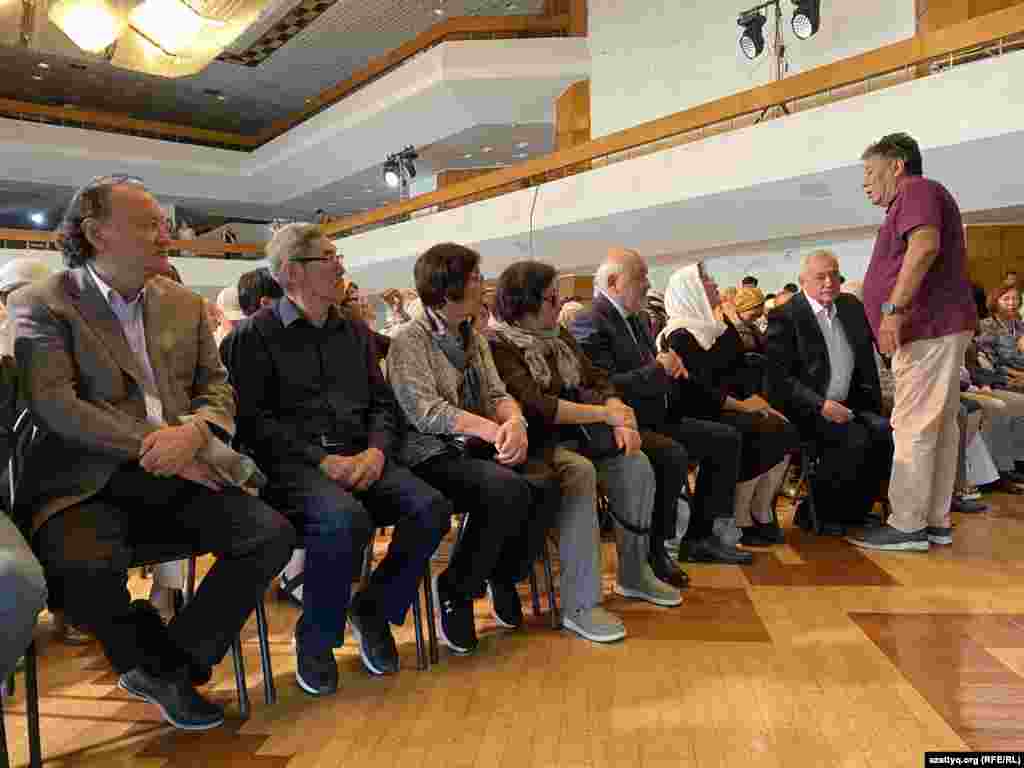 Мұрат Әуезов қоғамдық-саяси өмірге де белсене араласты. "Невада – Семей" антиядролық қозғалысының вице-президенті (1989-1990), Қазақстанның Қытай Халық Республикасындағы тұңғыш елшісі (1992 жылғы желтоқсан - 1995 жылғы наурыз), 1996 жылы жаңадан құрылған, өзін "конструкциялық оппозициямыз" деп атаған "Азамат" қозғалысының тең төрағасы болды. 2000 жылдардың басында "Сорос – Қазақстан" қорында басшы қызмет атқарды әрі "Қоғамдық қорғау" қорының бір құрылтайшысы болды. Кейін Ұлттық кітапхана директоры (2003-2007) қызметін атқарған.