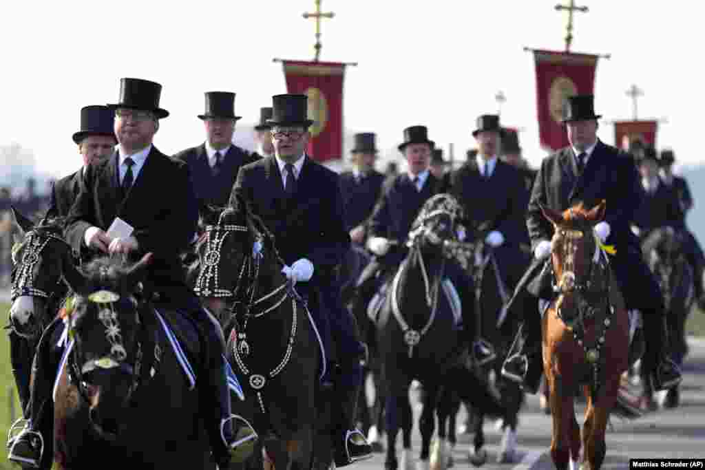 Uskršnja povorka jahača u Ralbicu, Nemačka, nedelja, 9. april 2023. Prema tradiciji staroj više od sto godina, muškarci Lužičkih Srba, obučeni u crne frakove, jašu na ukrašenim konjima, pevajući i moleći se Isusovom uskrsnuću. Lužički Srbi su slavenska nemačka manjina koja se nalazi blizu nemačko-poljske granice.