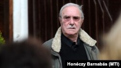 Szabó Gyula, a nemzet színésze ravatalánál a Farkasréti temetőben 2014. április 16-án