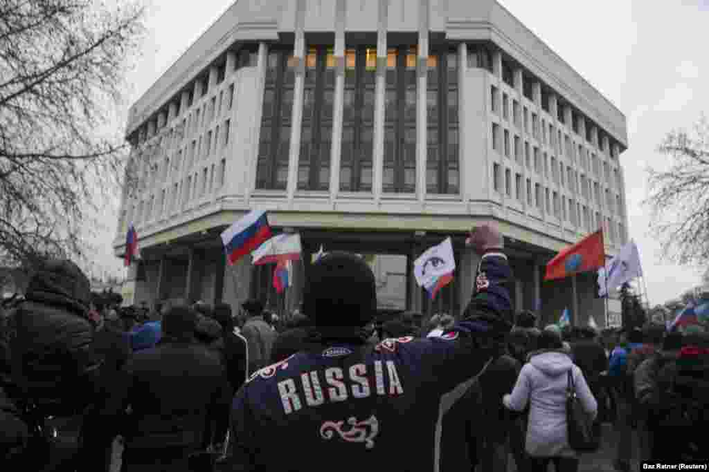 Пророссийская толпа возле парламента Крыма 27 февраля. Ранее в тот же день около 60 пророссийски настроенных вооружённых людей захватили здание, а также несколько блокпостов на Крымском полуострове 