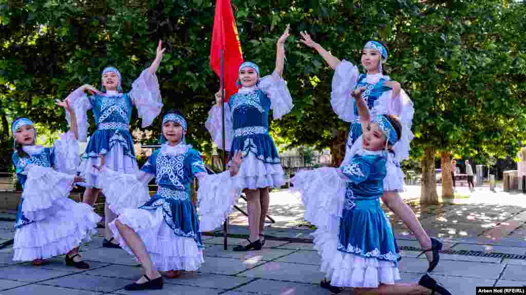 Plesači su se natjecali za najljepši ples na tradicionalnom festivalu folklornih plesova "Prištinska duga".